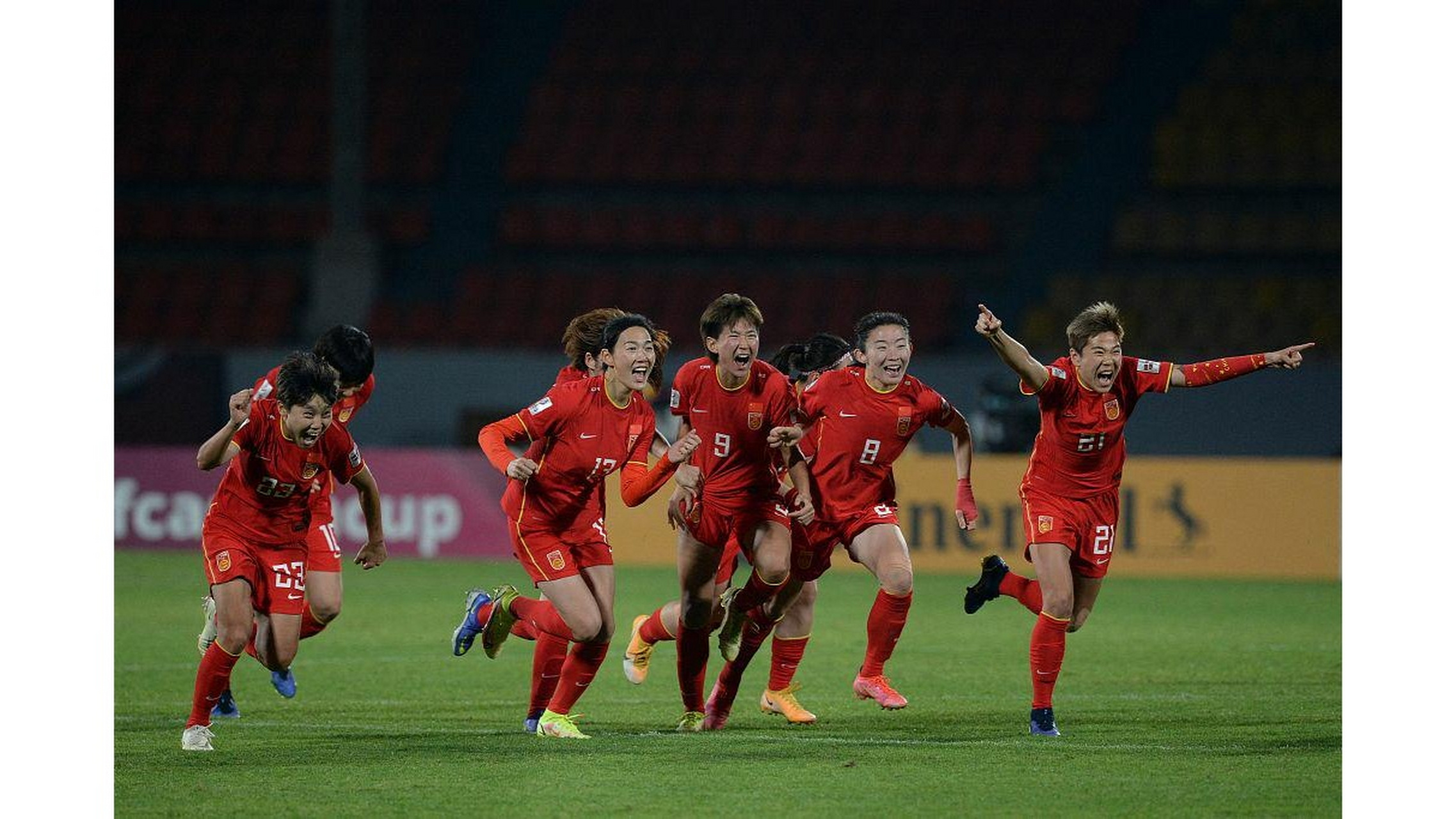 包含角逐冠军：女足国家队冲击亚洲杯的词条