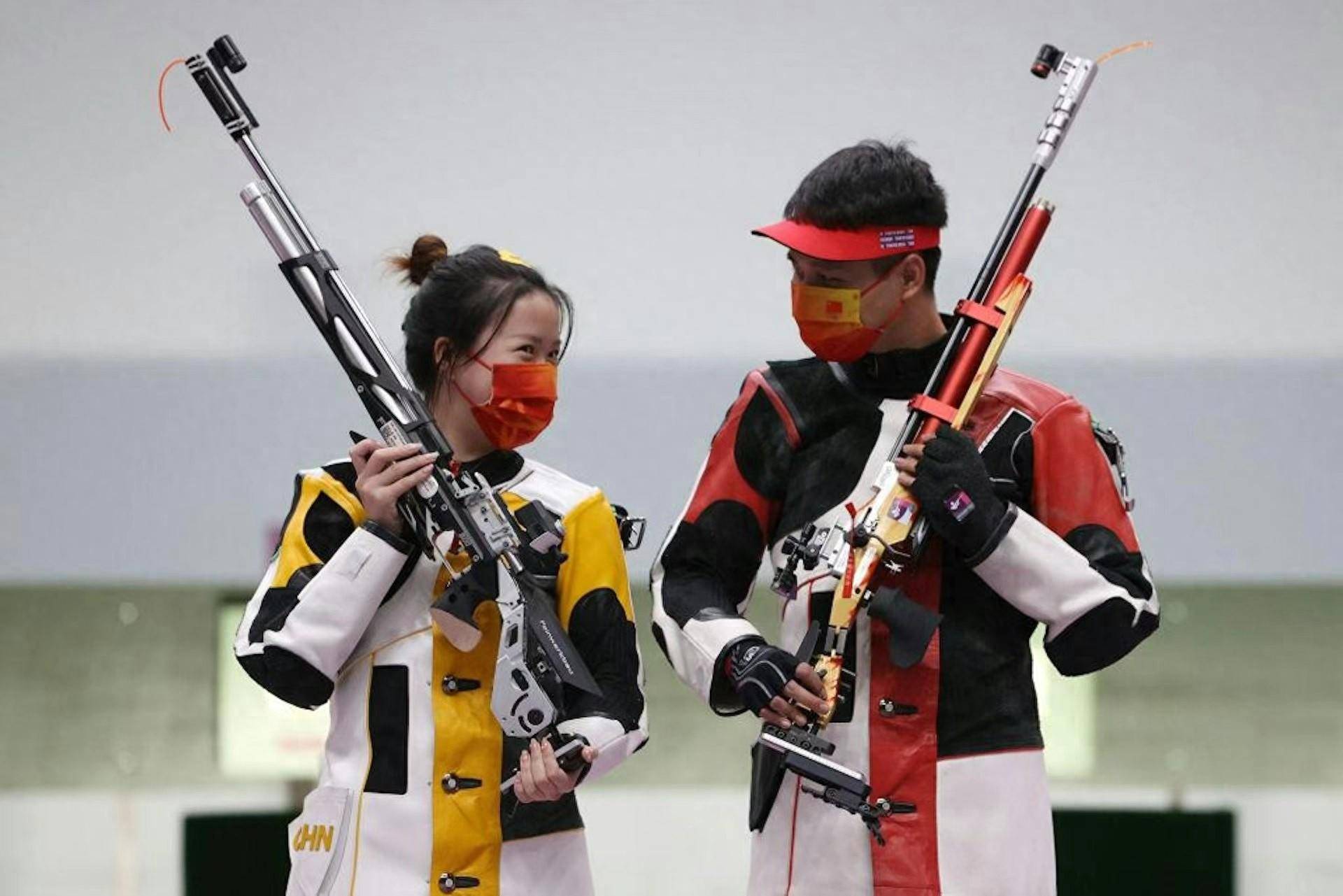 关于中国射击队大放异彩，团体赛斩获金银的信息