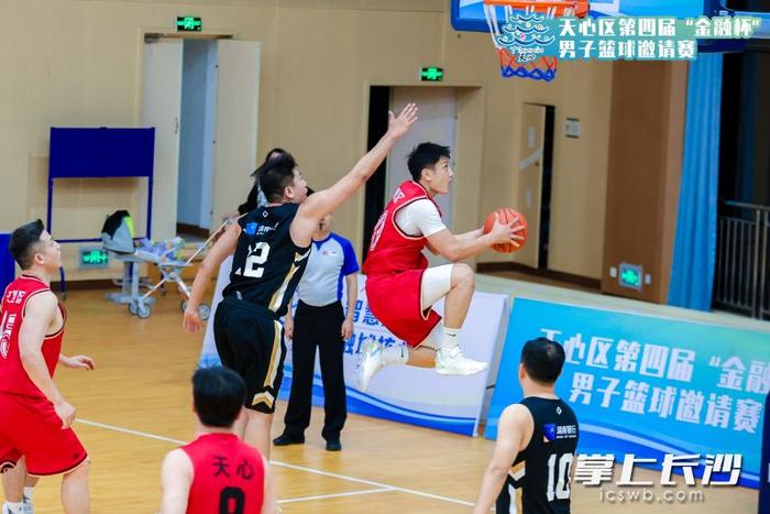 关于唯勇者胜：篮球赛场上运动员们奋力争锋的信息